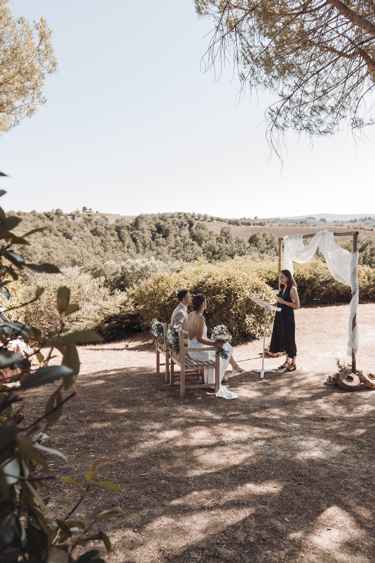 Impression von Nora Krauter: ein Traubogen steht in einer mediterranen Landschaft