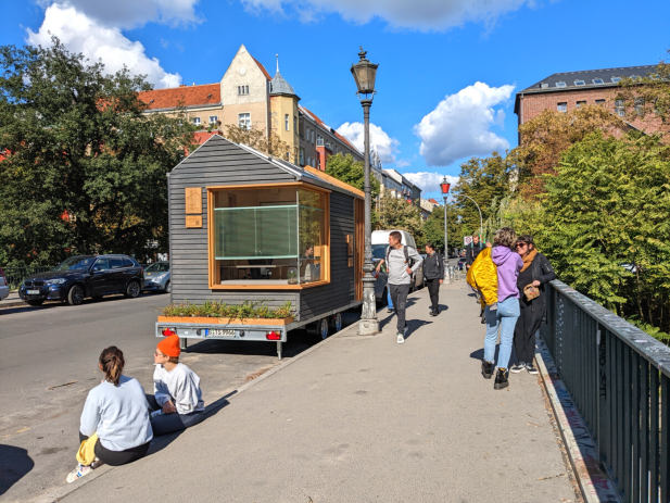 Tiny Space mit Glasfront an einer Promenade