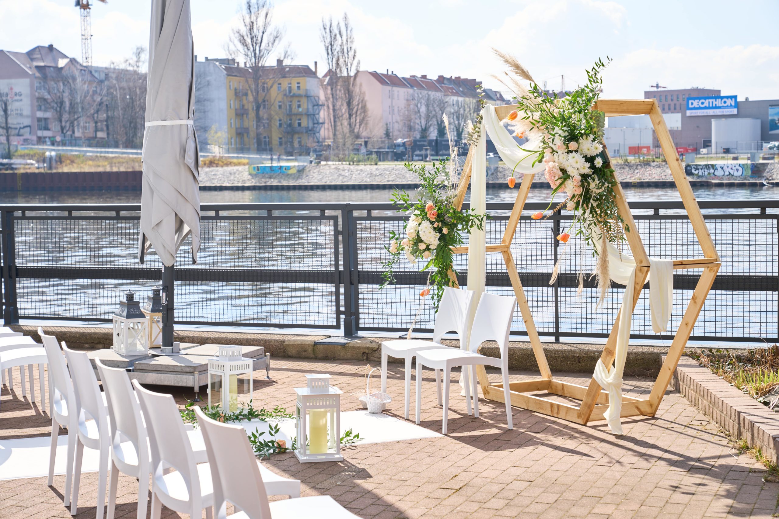 Hexagon-Traubogen und kleiner Trautisch vor der Spree