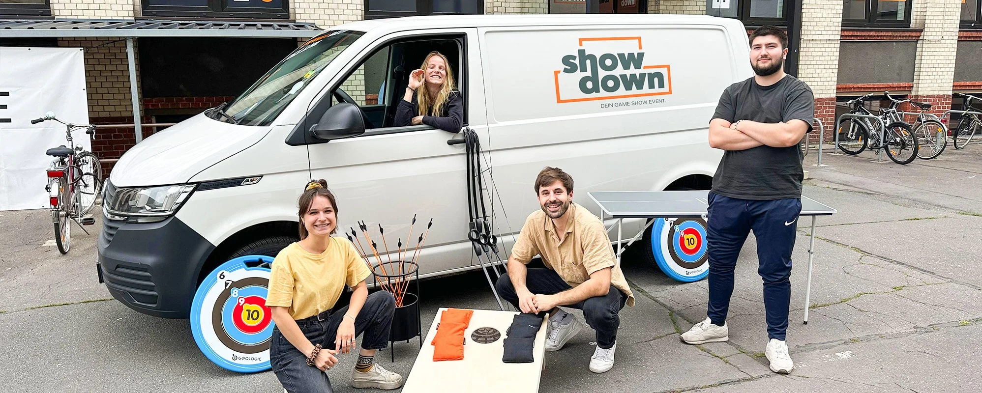 YourShowdown-Team vor dem Showdown Van