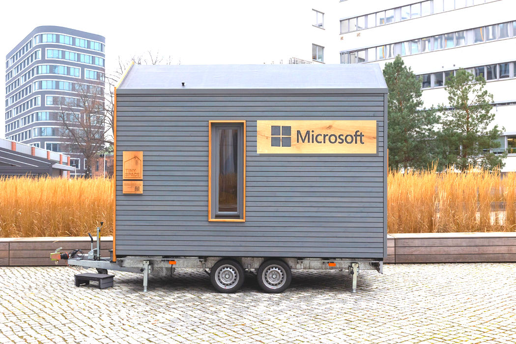 Tiny Space mit Microsoft-Schild