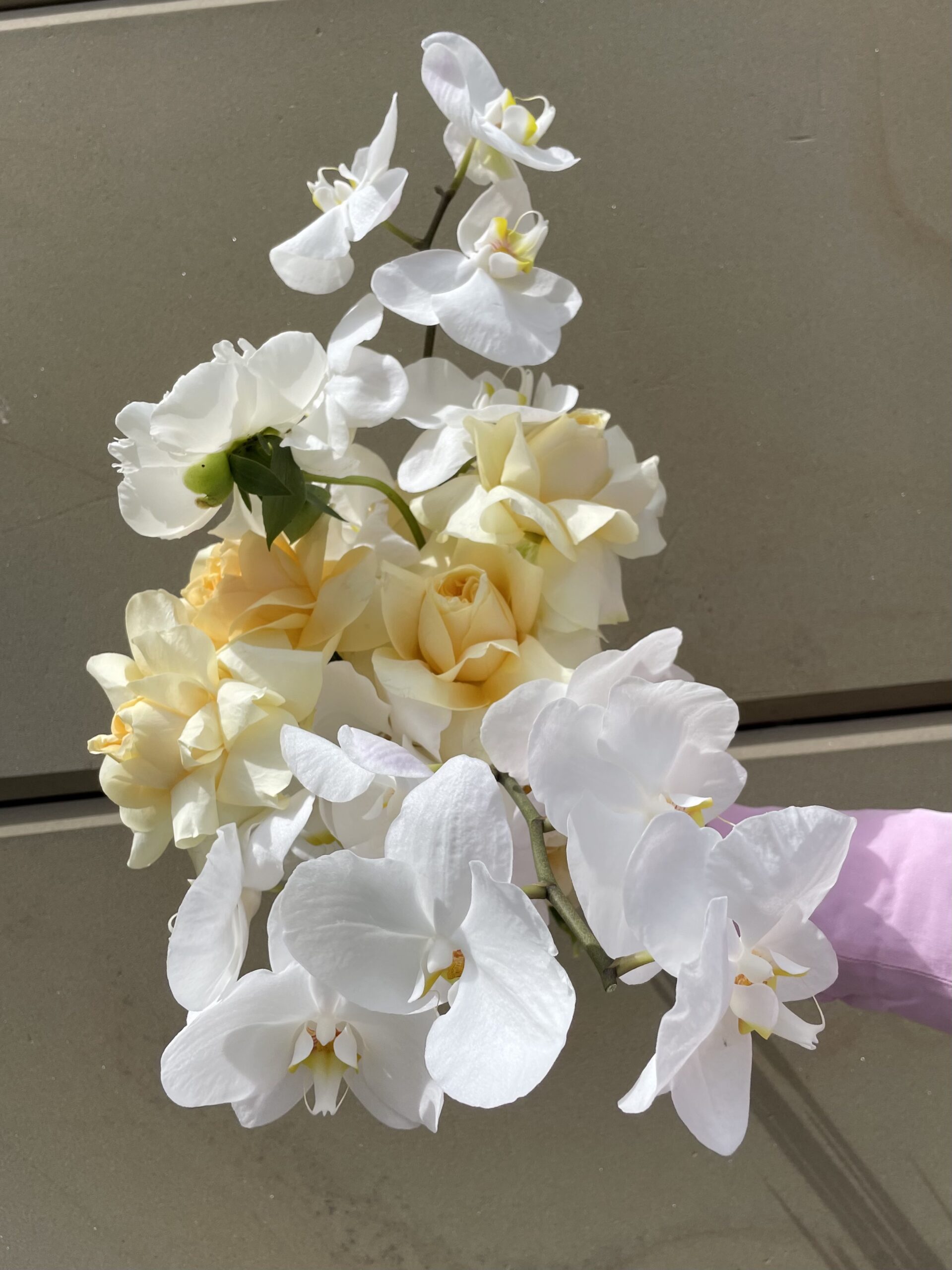 Dekorierte Hochzeitstafel mit Kerzen und Blumen