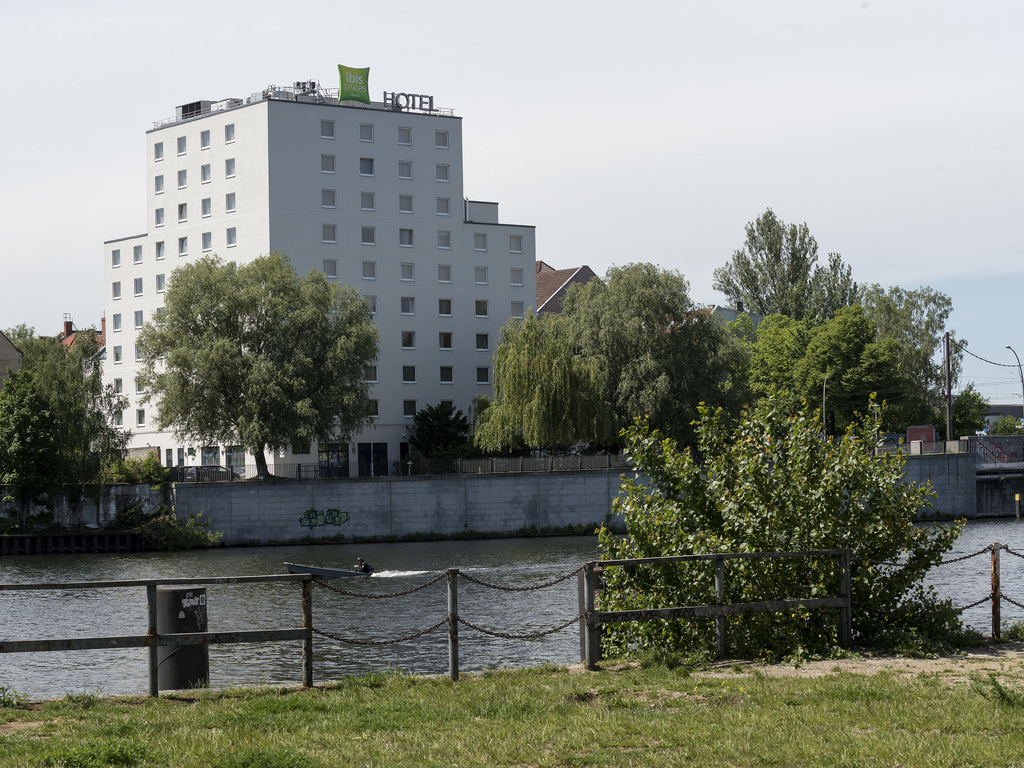 ibis Styles Berlin Treptow – Außenansicht an der Spree