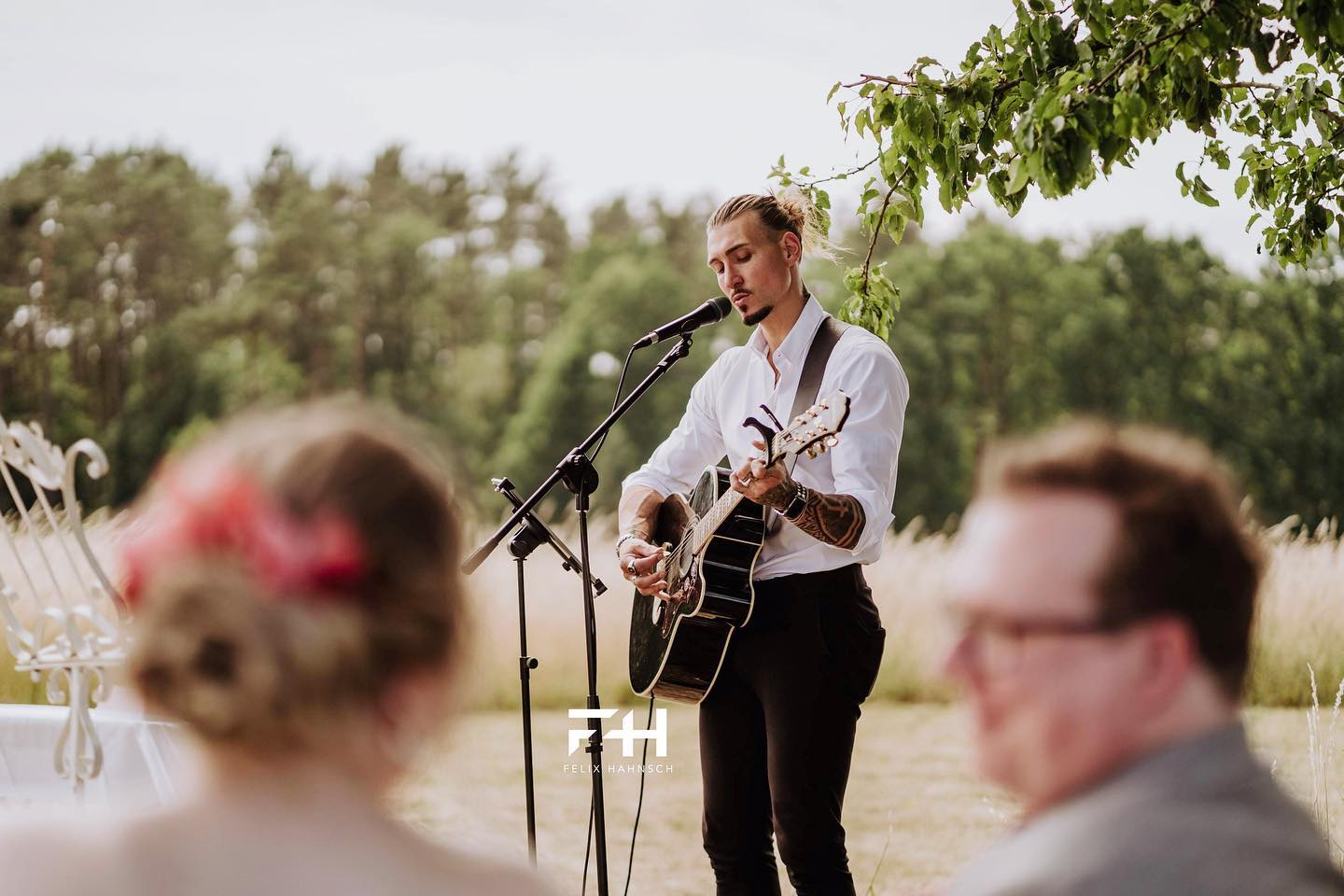 DJ Felix mit Gitarre bei einer Feier