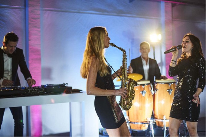 DJ & Company live mit Saxophon und Gesang
