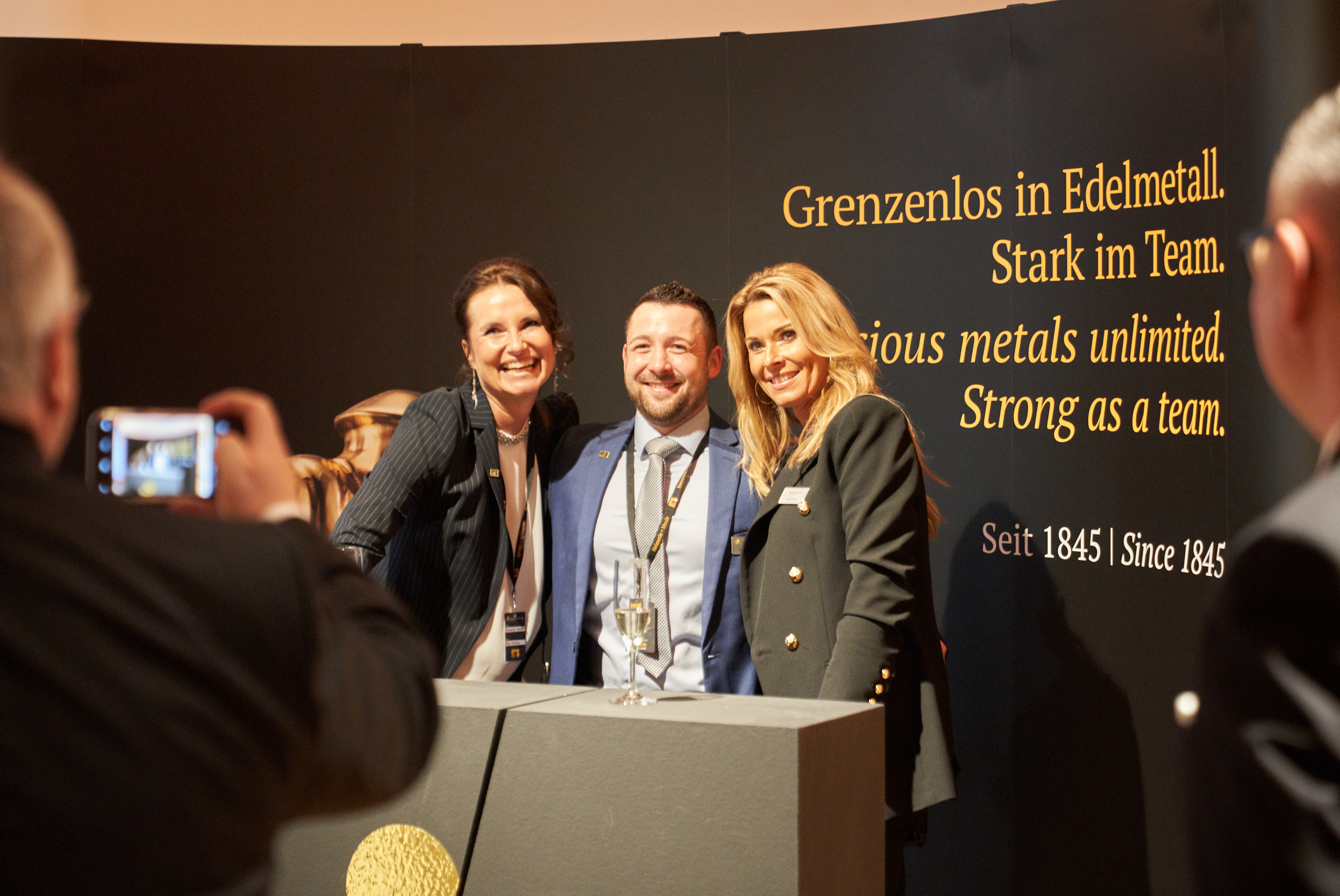 Gäste am Rednerpult – Eventfoto von Marcus Wichert