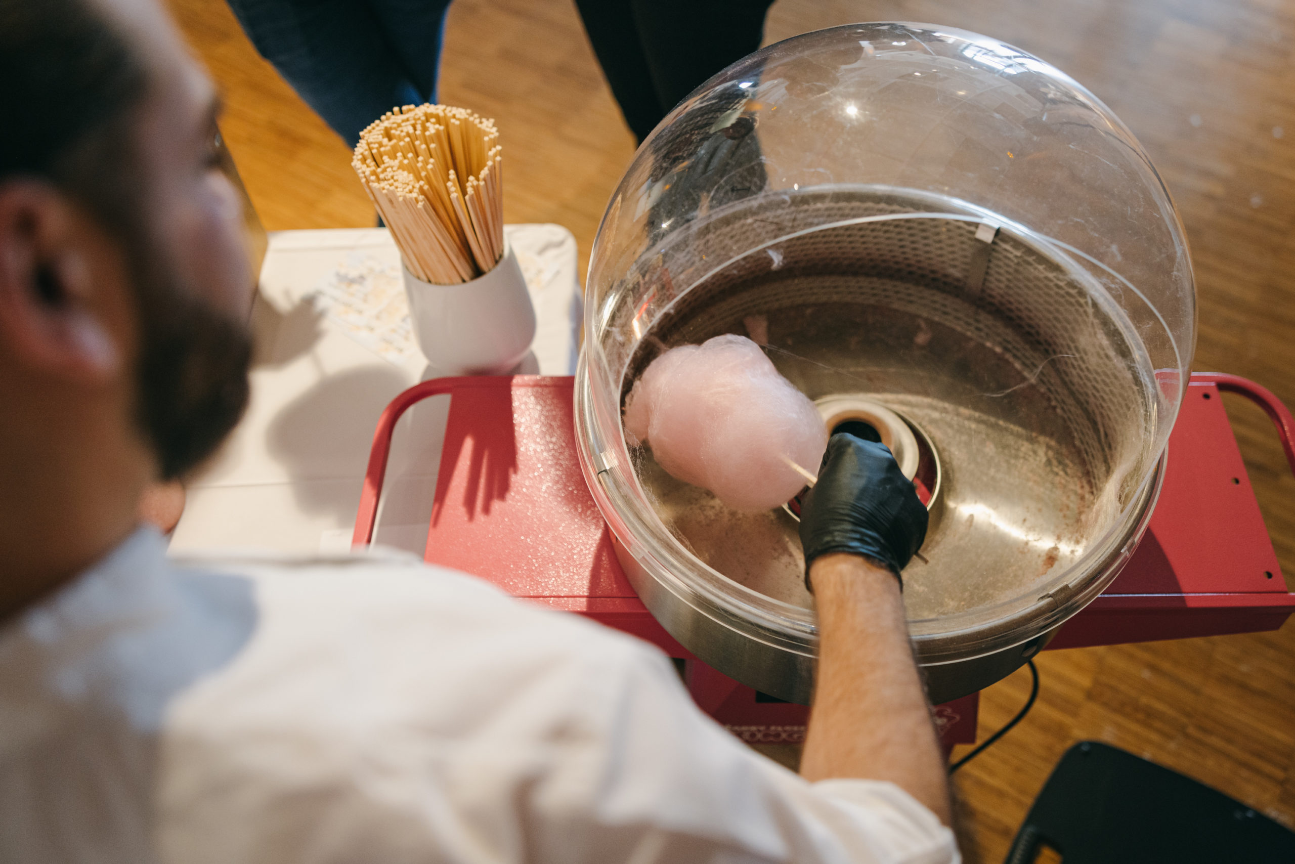 Zuckerwatte entsteht an der Zuckerwattemaschine