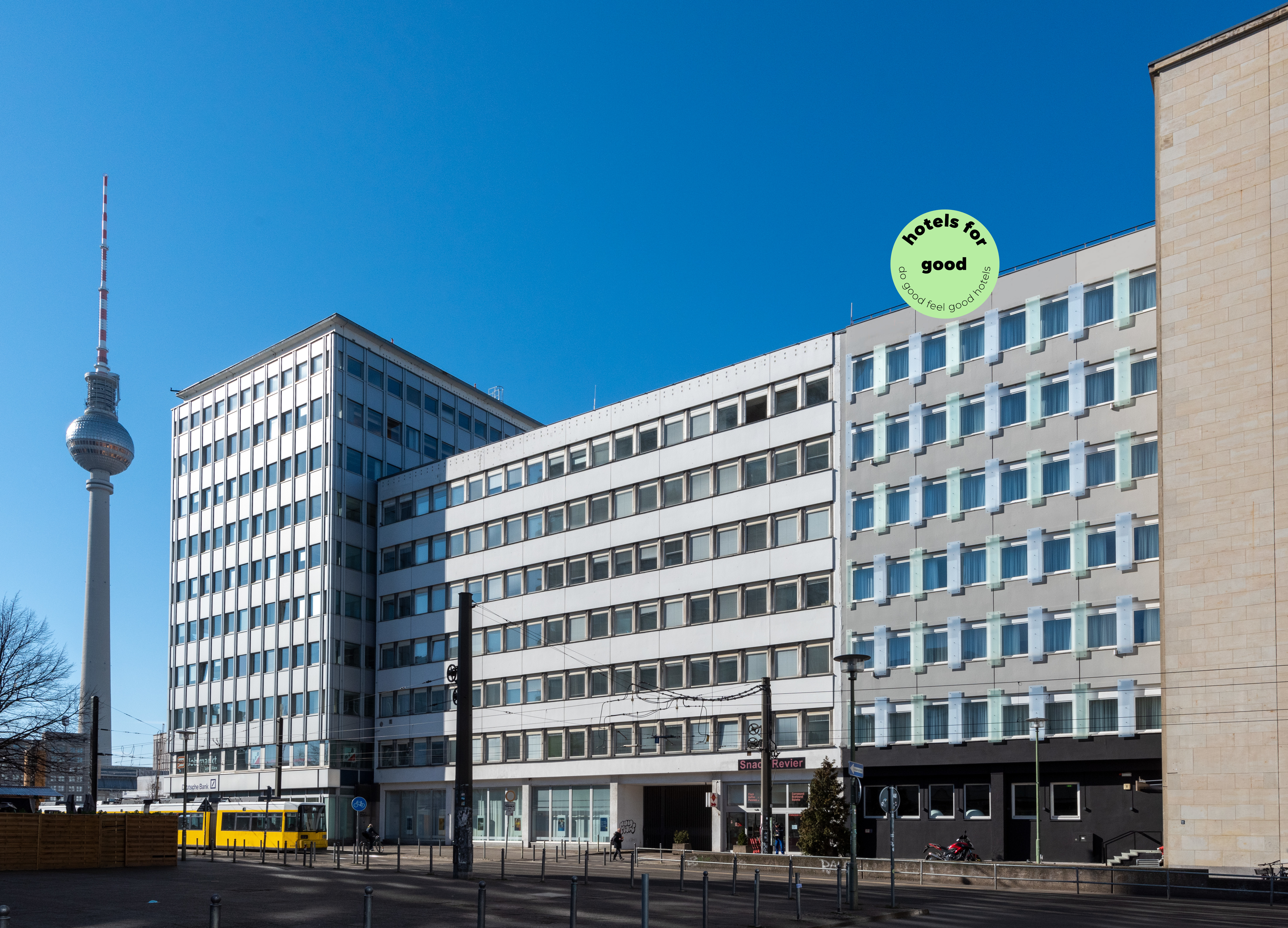 Greet Hotel Alexanderplatz – Außenansicht mit Fernsehturm
