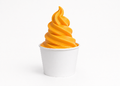 Orangefarbenes Softeis im weißen Becher für die Sorte Orange (KI-generierte Abbildung)