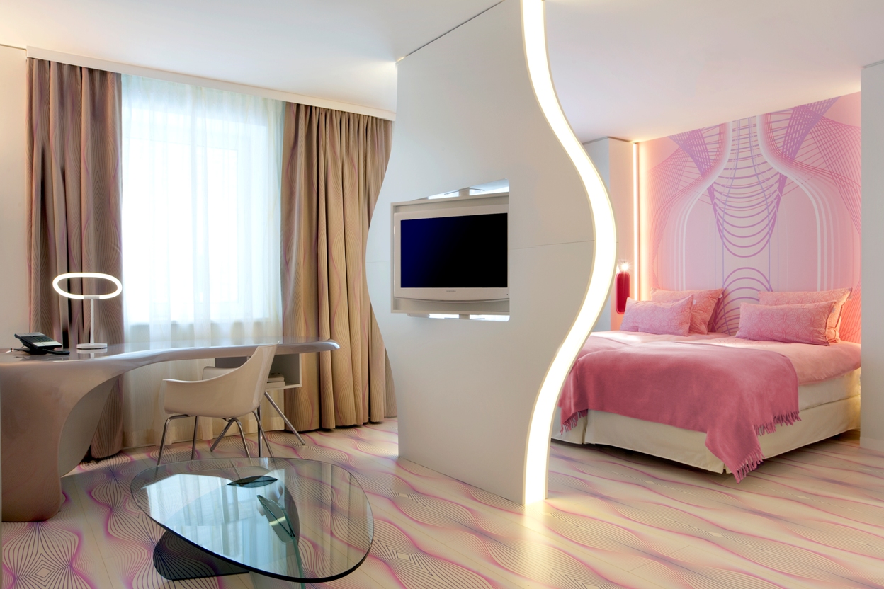 nhow Berlin – Zimmer mit Wohnbereich