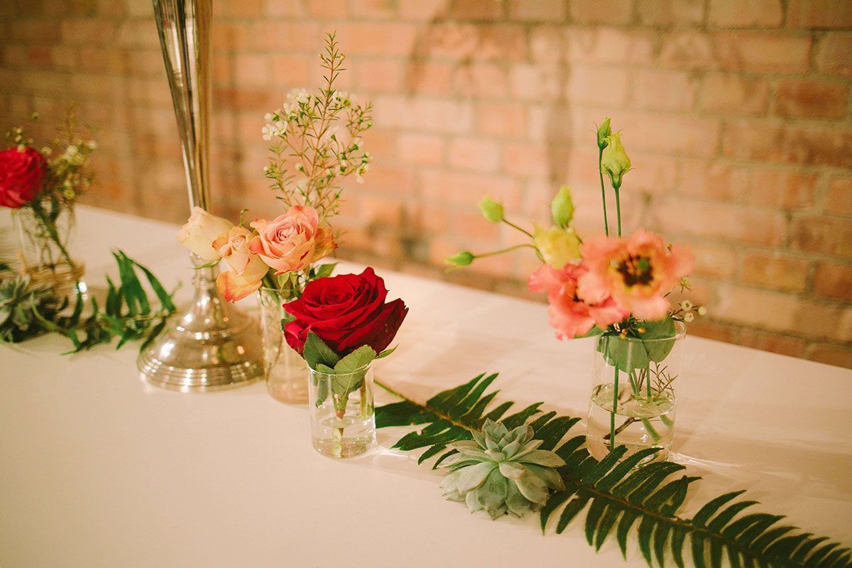 Tischdekoration mit Blumen und Kerzen