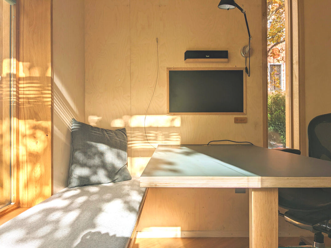 Sitzbank und Besprechungstisch im Tiny Space