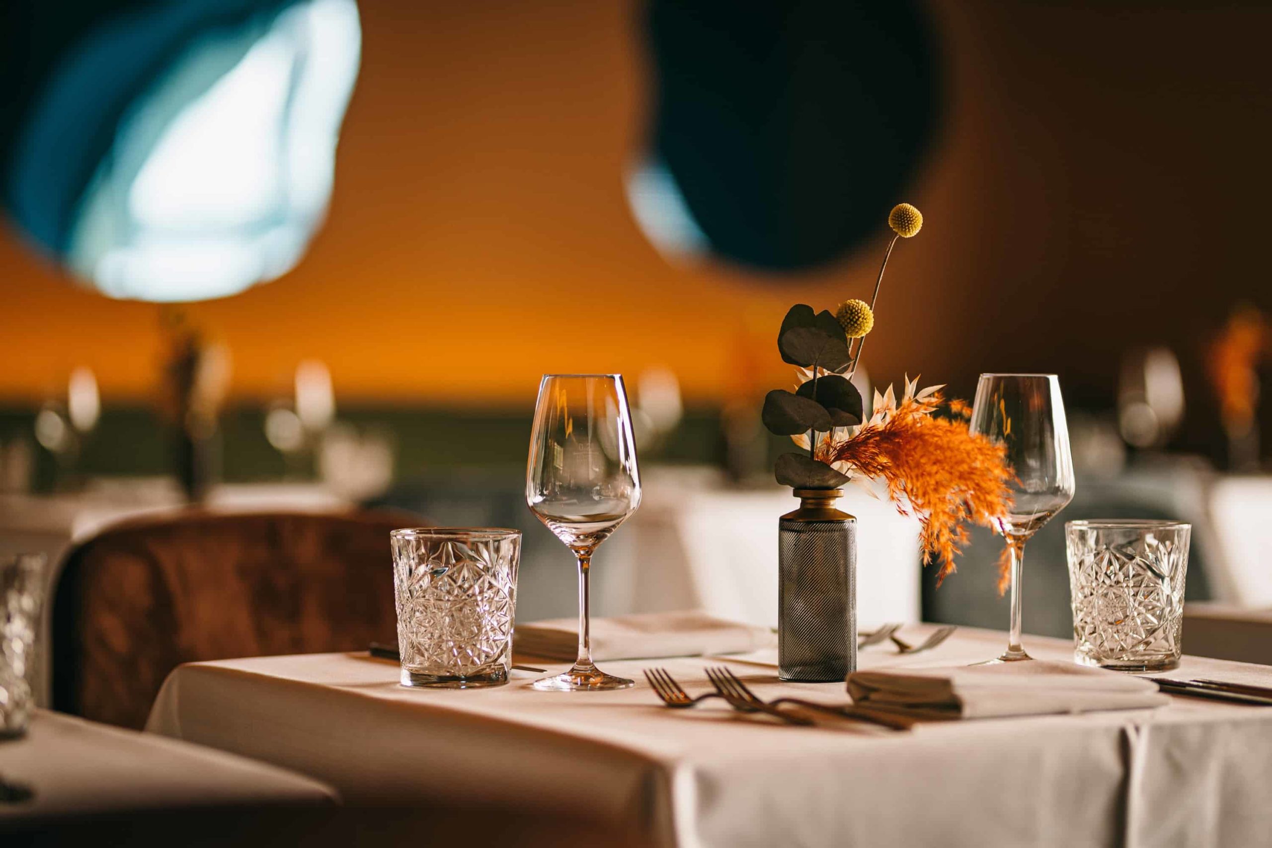 Kerzen und Blumen auf einem festlich gedeckten Tisch im RIVO