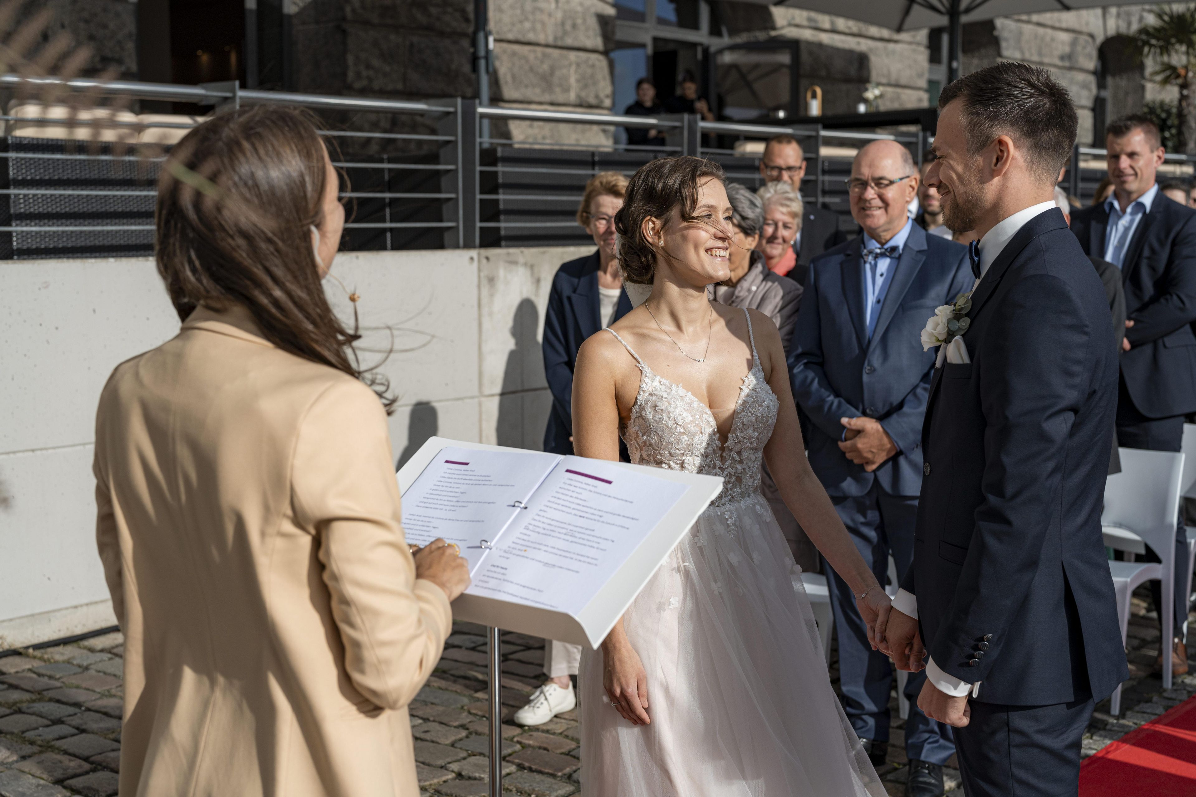 Impression von Nora Krauter: eine Traurednerin spricht zu einer Hochzeitsgesellschaft auf einer Terrasse