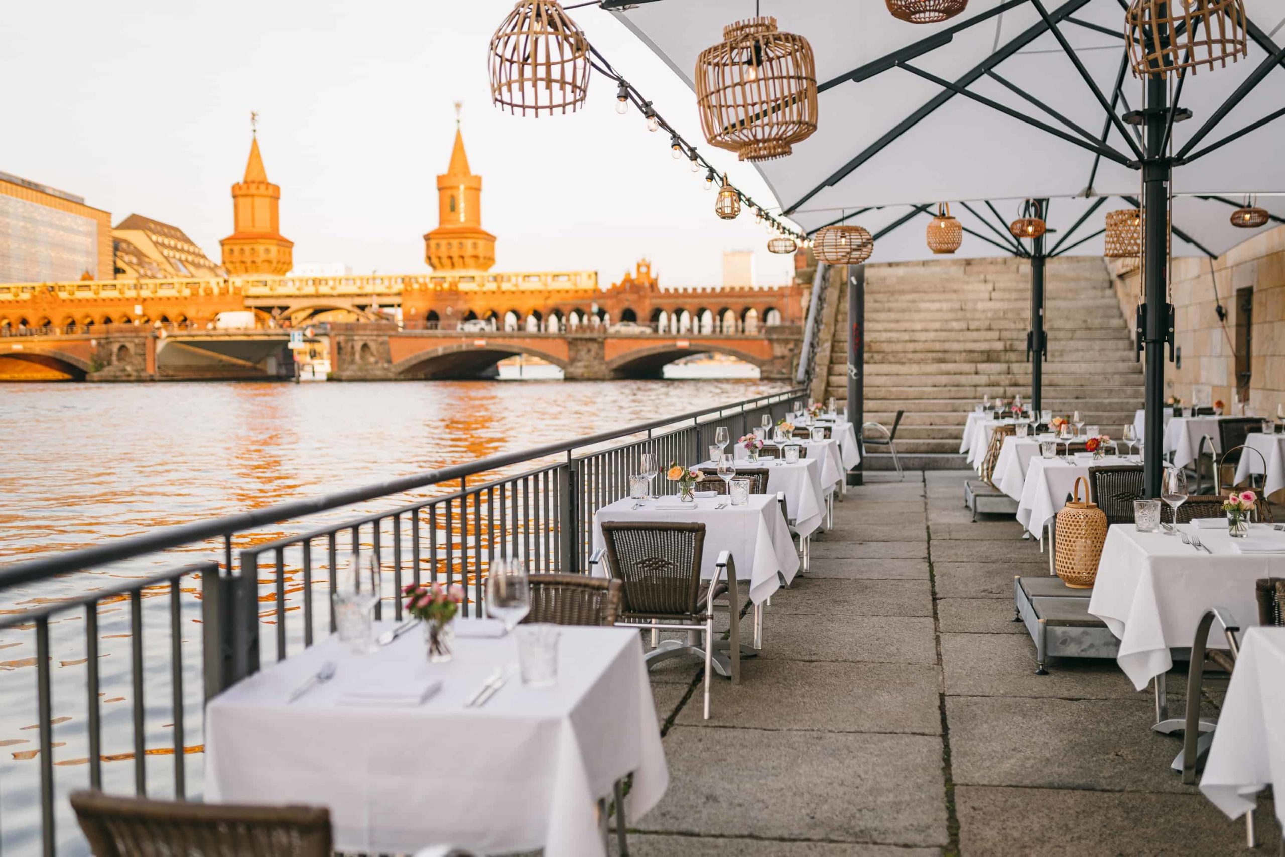 Gedeckte Terrasse mit Blick auf die Oberbaumbrücke