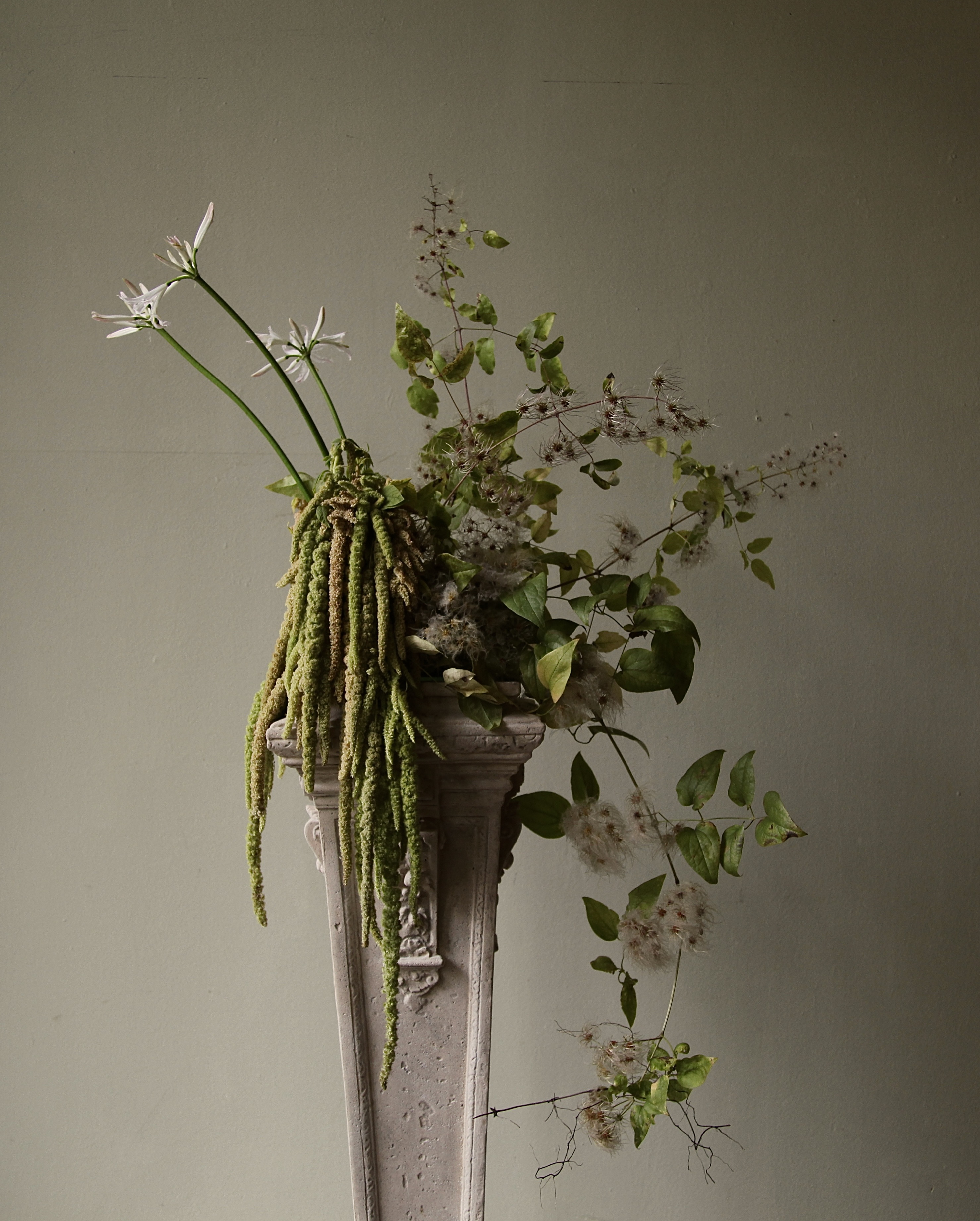 Trockenblumen-Skulptur auf Steinkonsole
