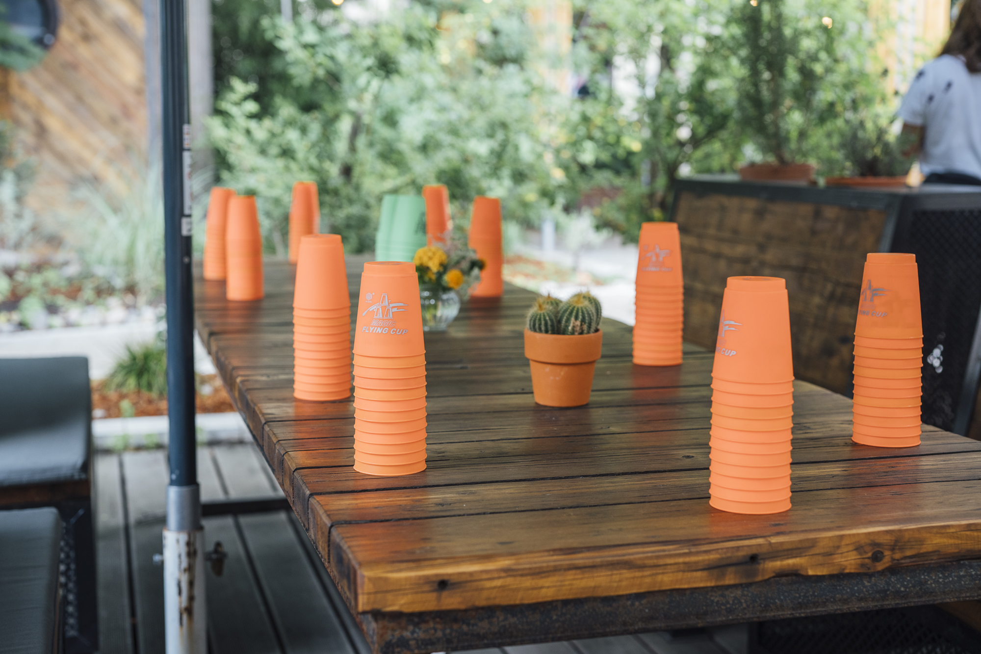 Orangefarbene Spielbecher auf einem Holztisch