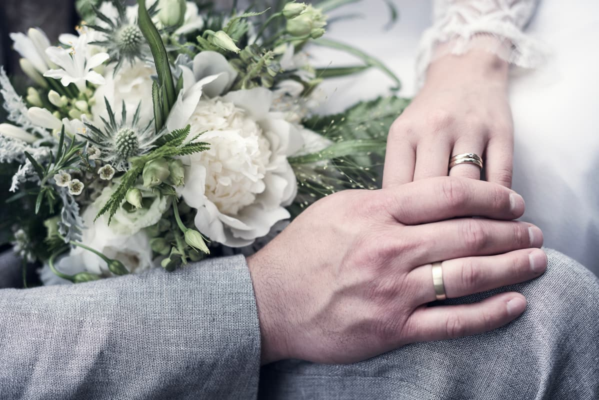 Hände mit Eheringen – Hochzeitsfoto von Radek Jurka