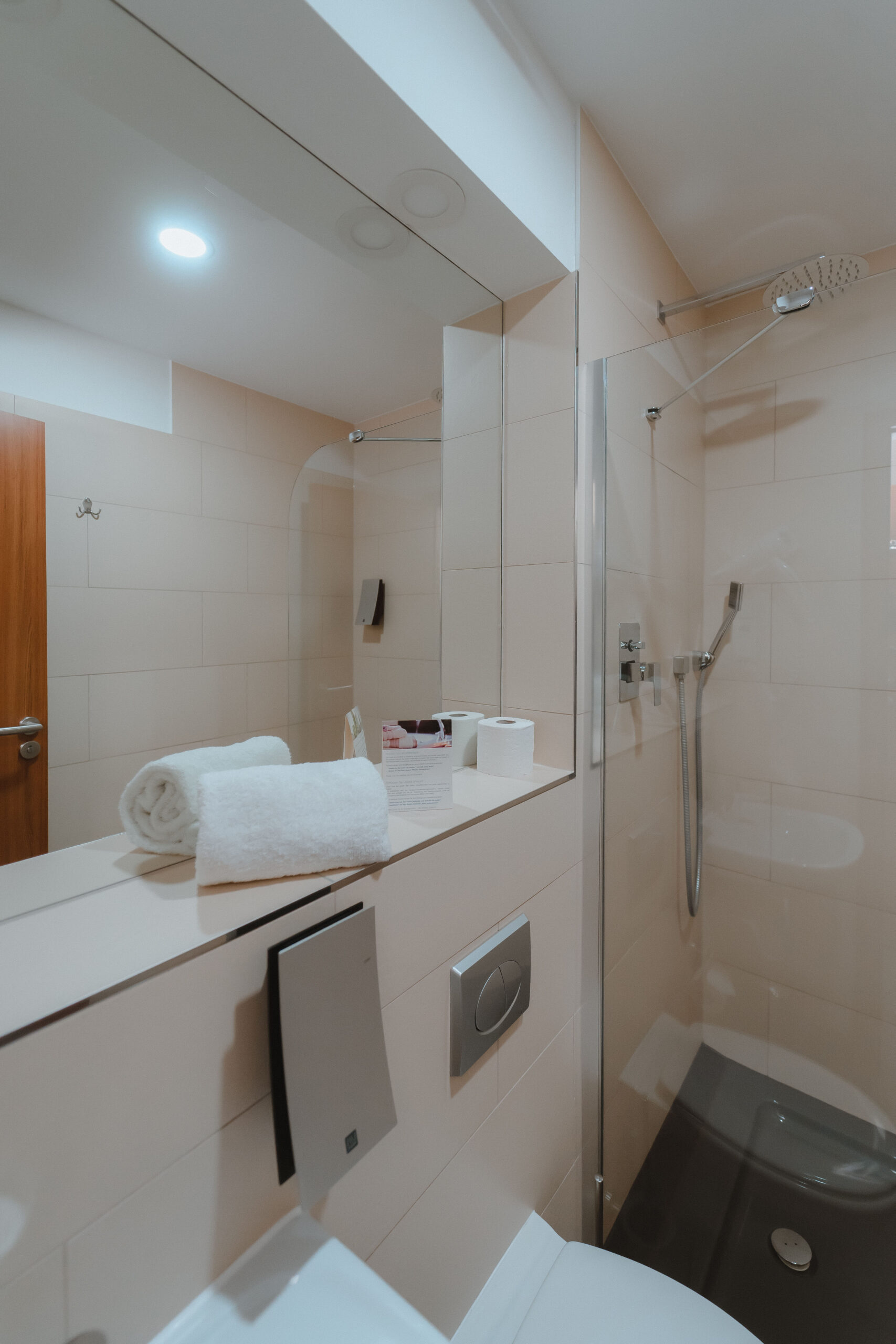 IBB Hotel Berlin Airport – Badezimmer mit Spiegel
