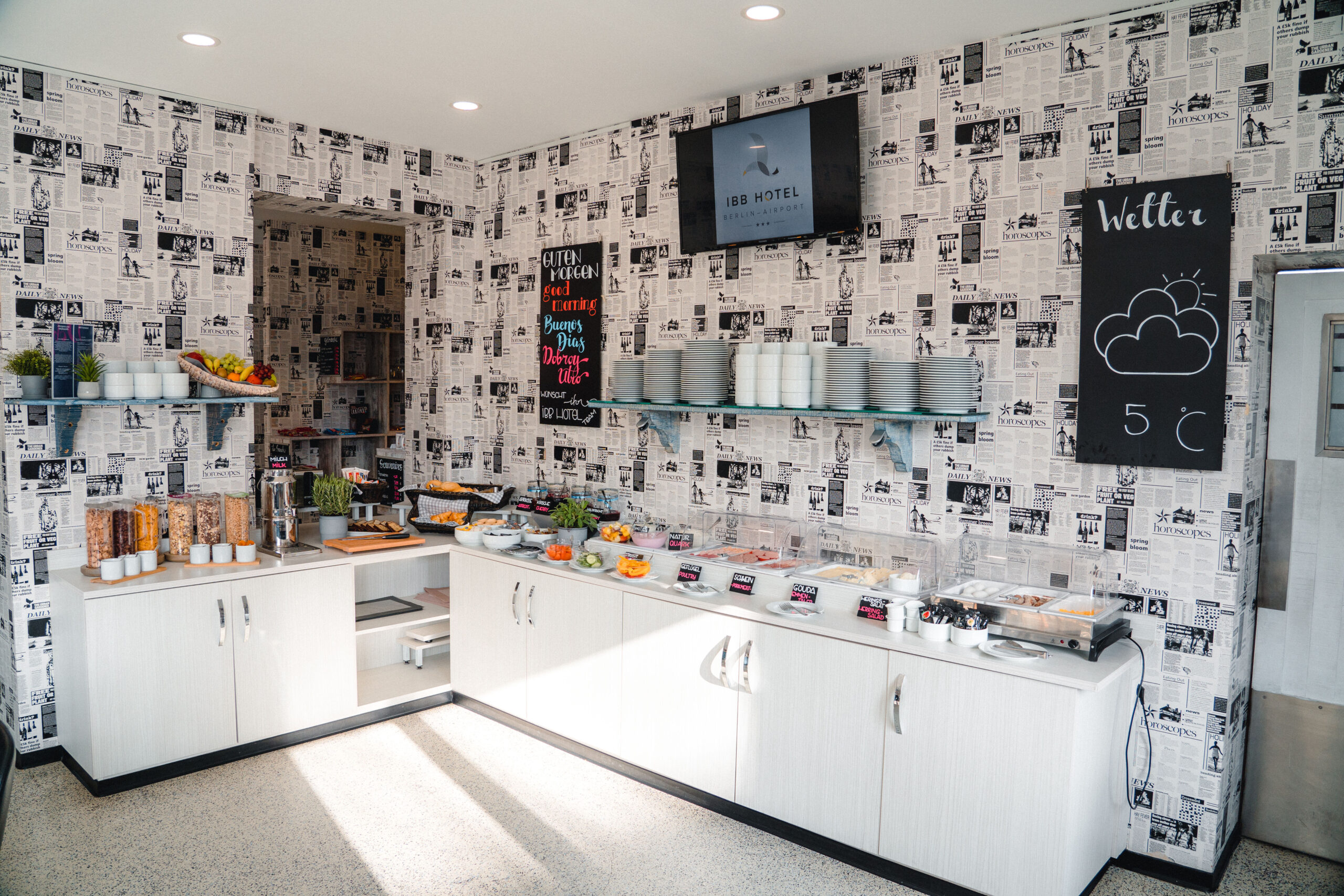 IBB Hotel Berlin Airport – Restaurant mit schwarz-weißer Wandgestaltung
