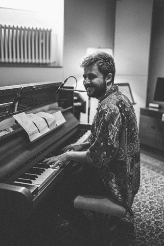 Pianist Cedric am Klavier