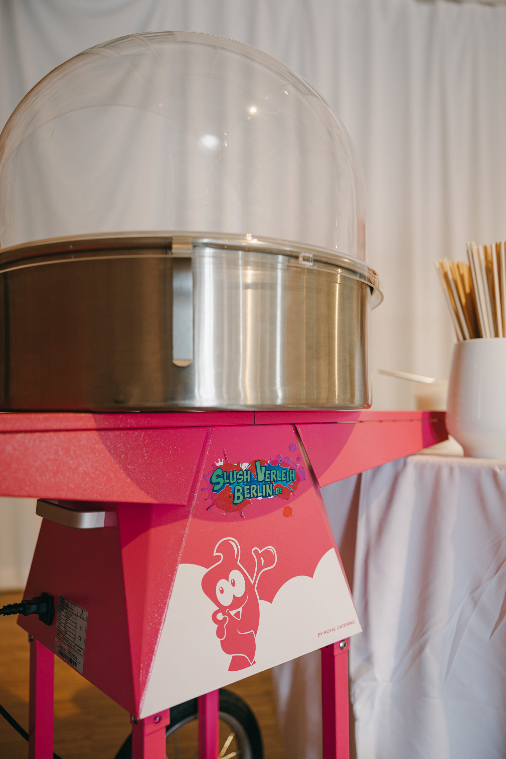 Pinke Zuckerwattemaschine mit Glashaube