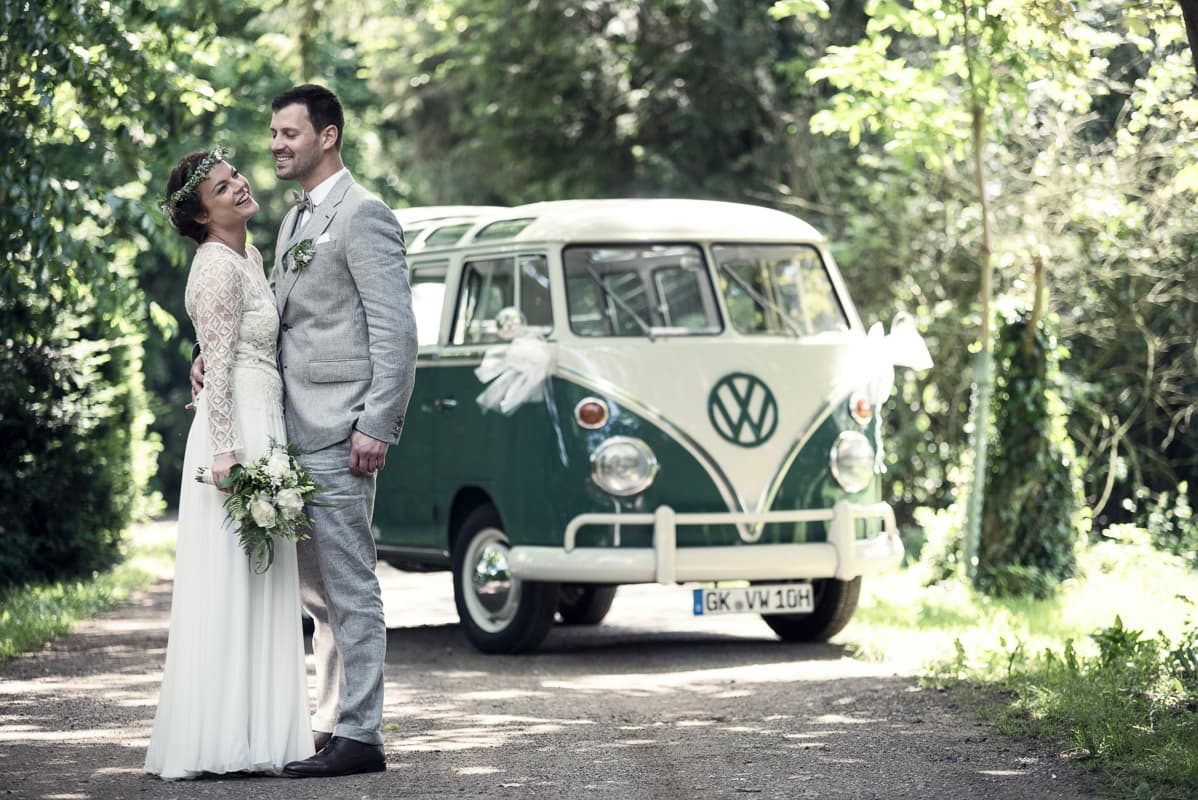 Brautpaar vor einem VW-Bus – Hochzeitsfoto von Radek Jurka