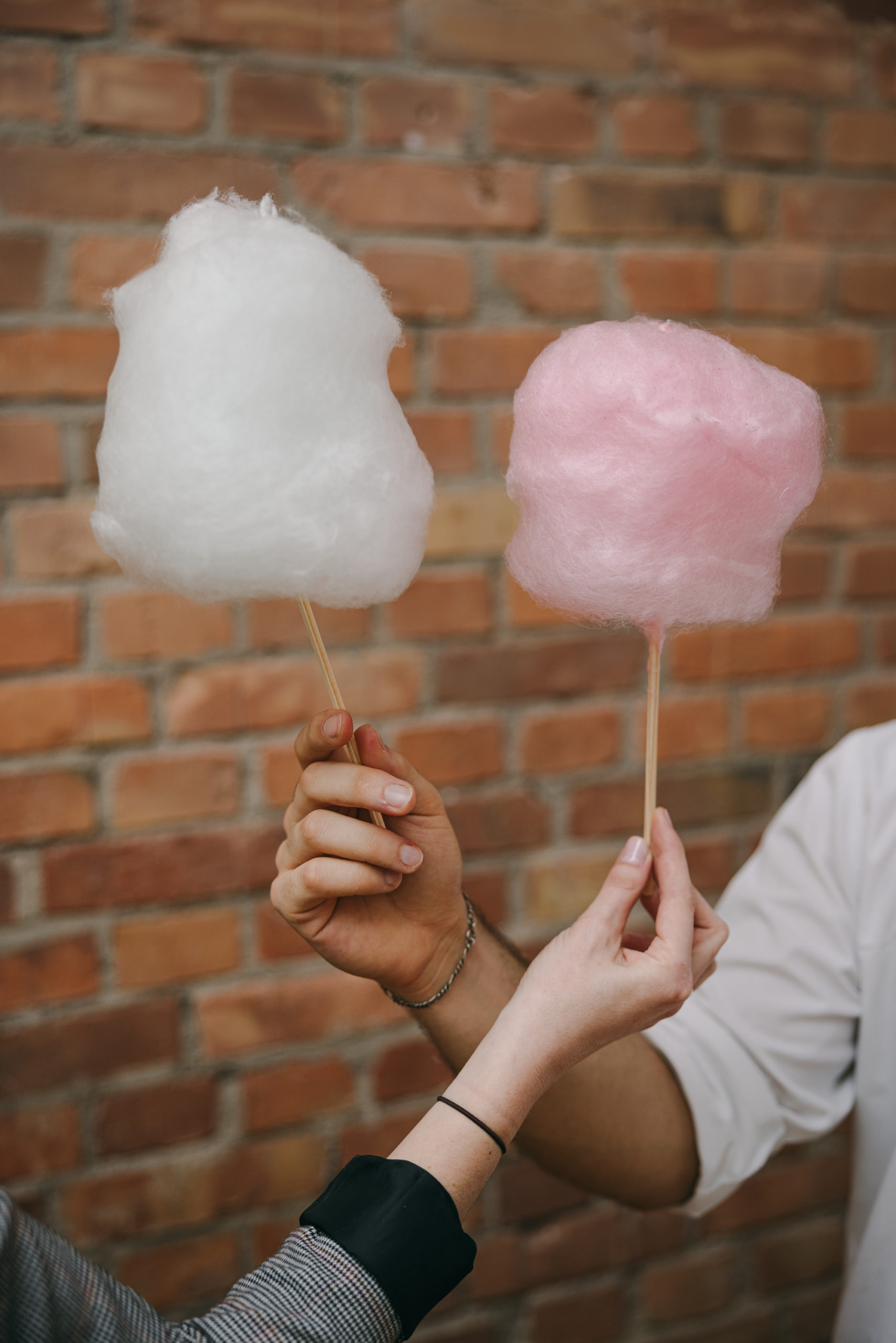 Weiße und rosa Zuckerwatte am Stiel