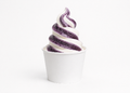 Violettes Softeis im weißen Becher für die Sorte Blaubeere (KI-generierte Abbildung)