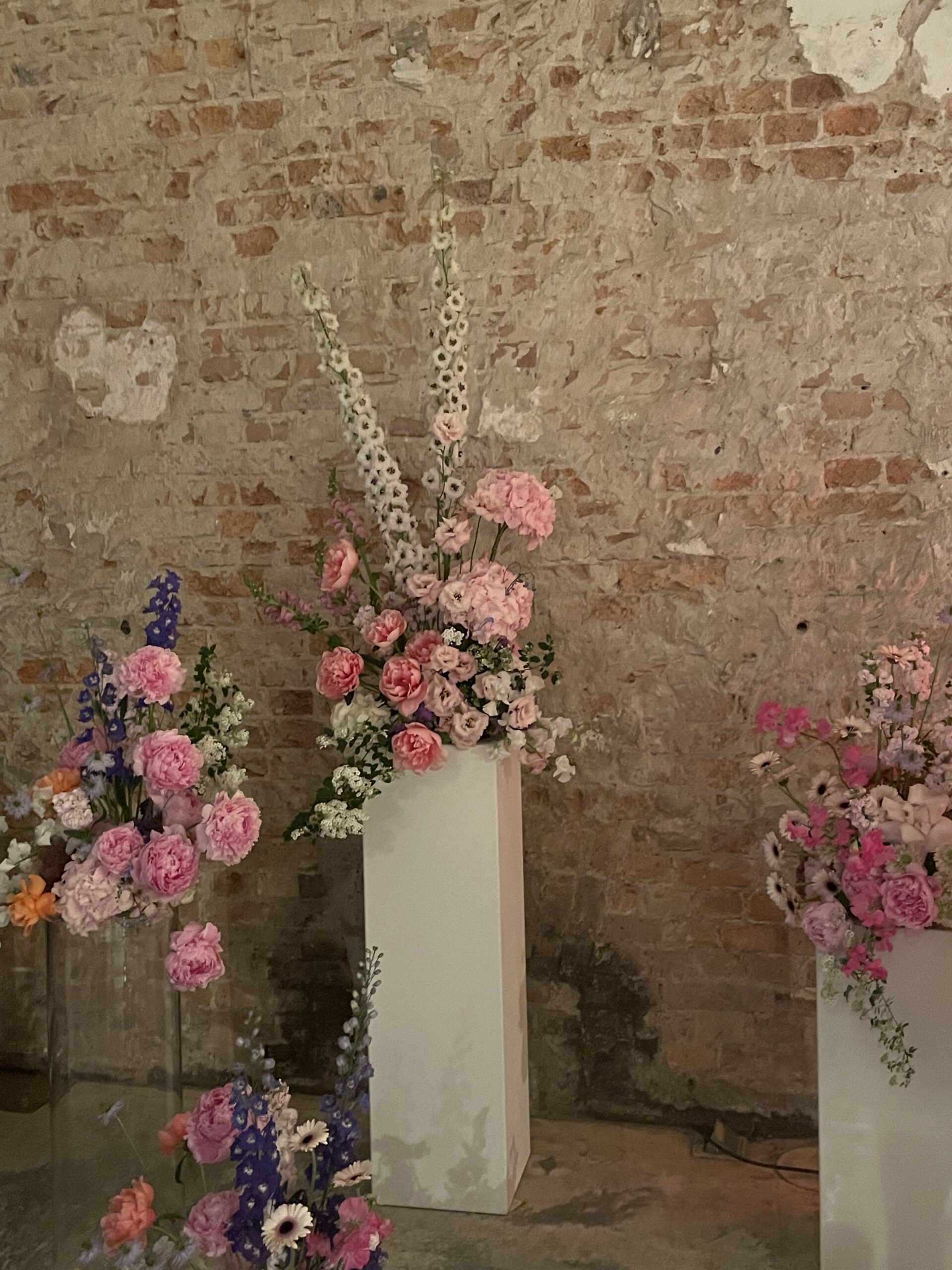Dekorierter Bankett-Tisch mit Blumengesteck