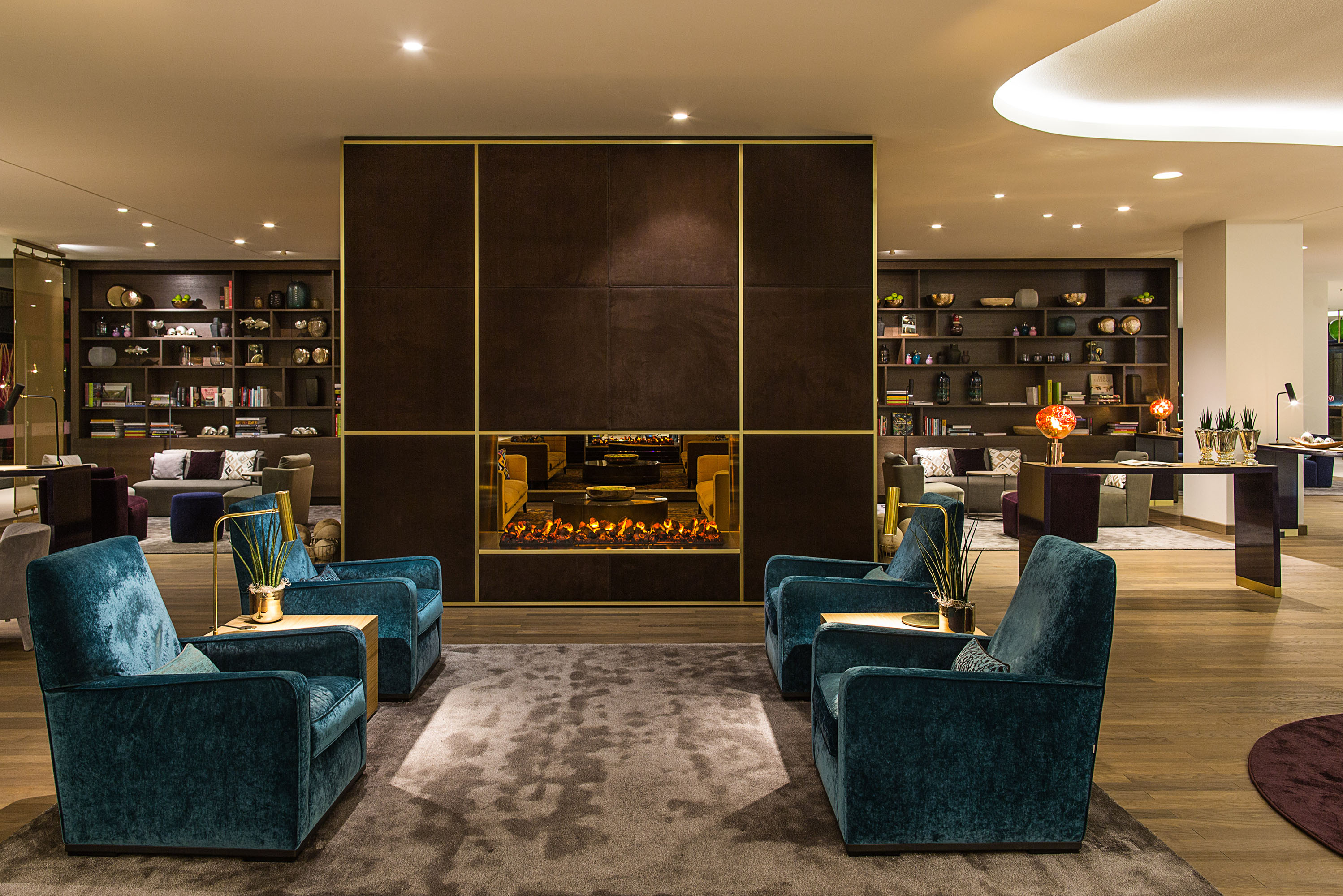 Vienna House Andel’s Berlin – Lobby mit Sitzgruppen