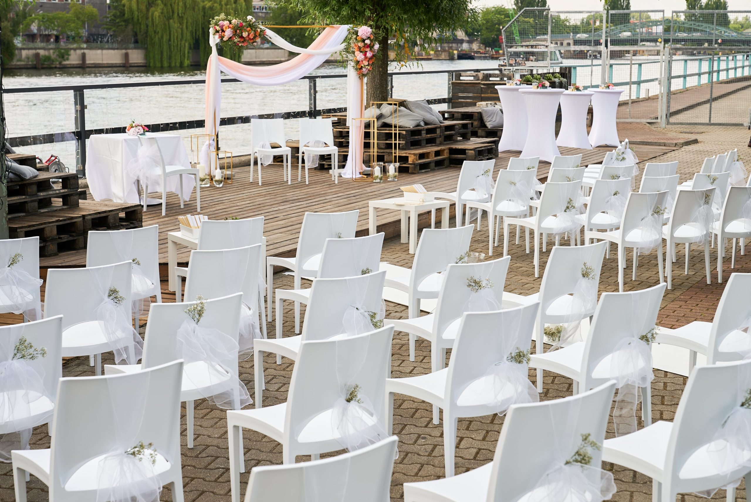 Weiße Stuhlreihen mit Blick auf die Spree auf der Terrasse