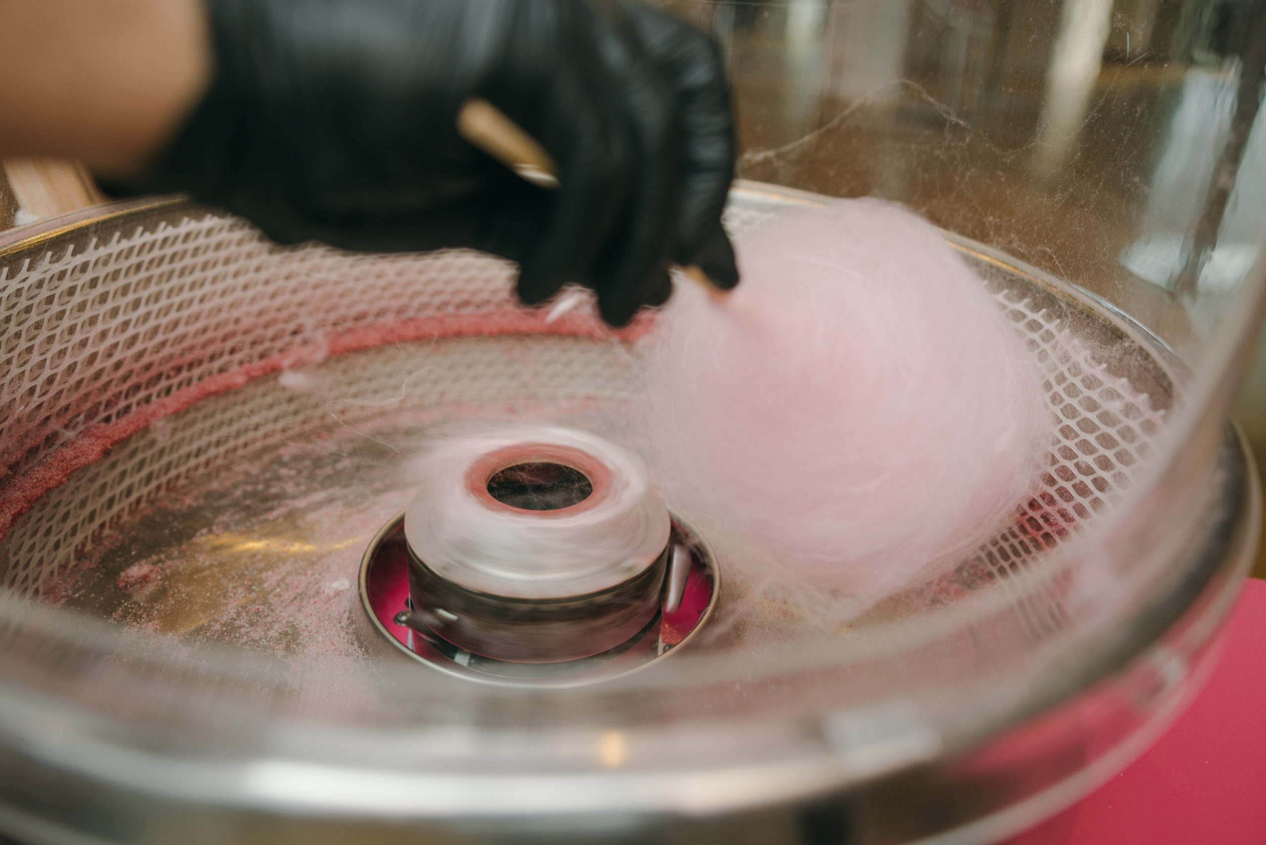 Rosa Zuckerwatte entsteht in der Zuckerwattemaschine