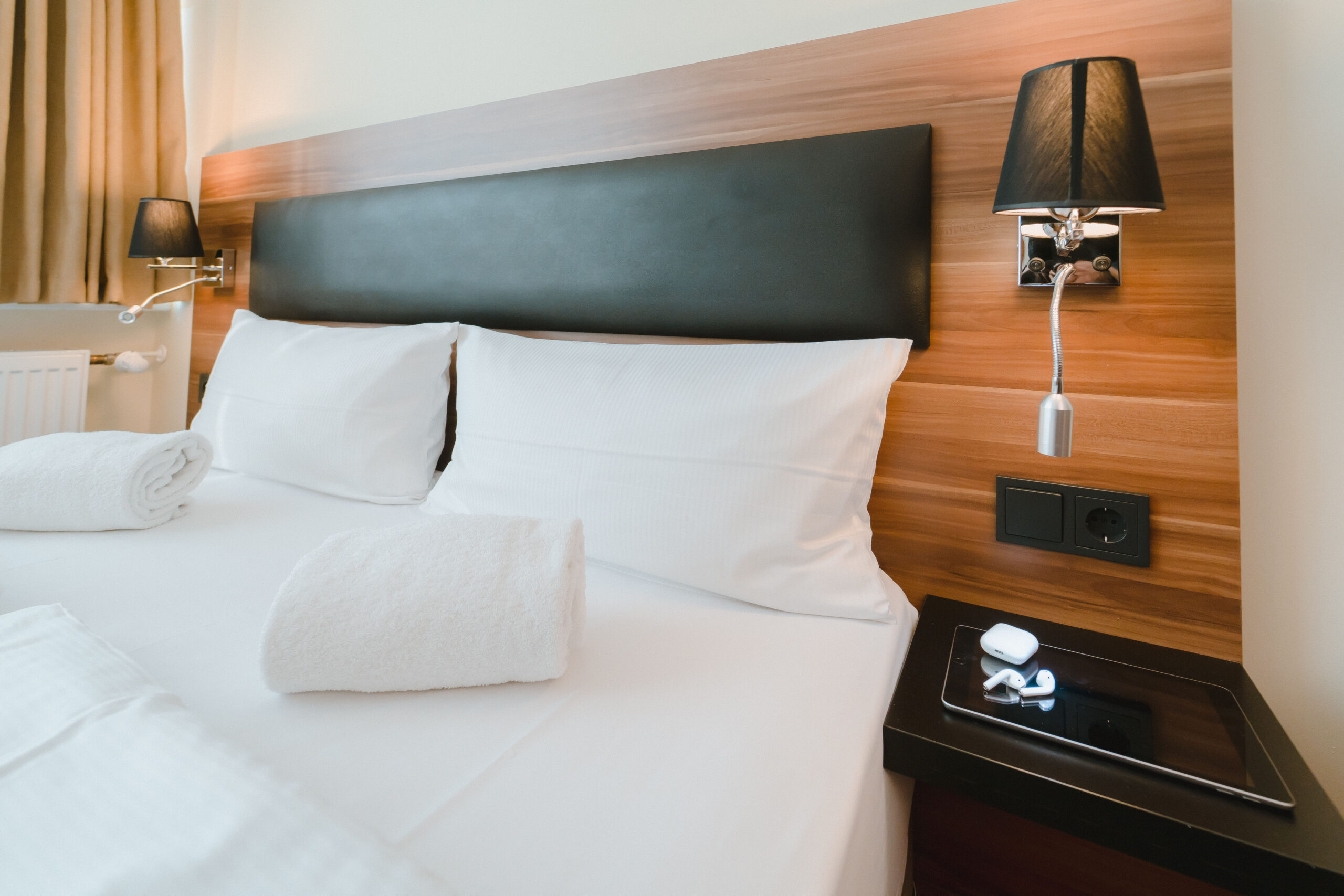 IBB Hotel Berlin Airport – Bett mit Nachttisch