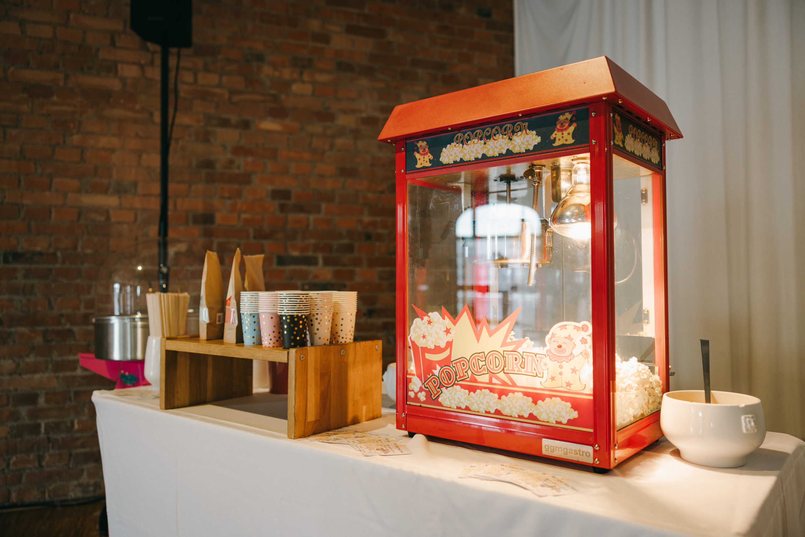 Popcornstation mit roter Maschine und Bechern