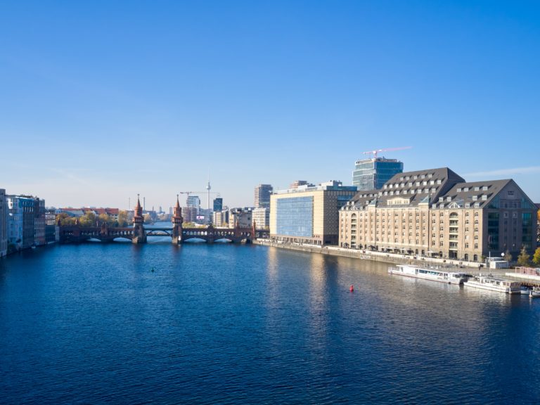 Spreespeicher Berlin Location Außenansicht mit Oberbaumbrücke und Spree