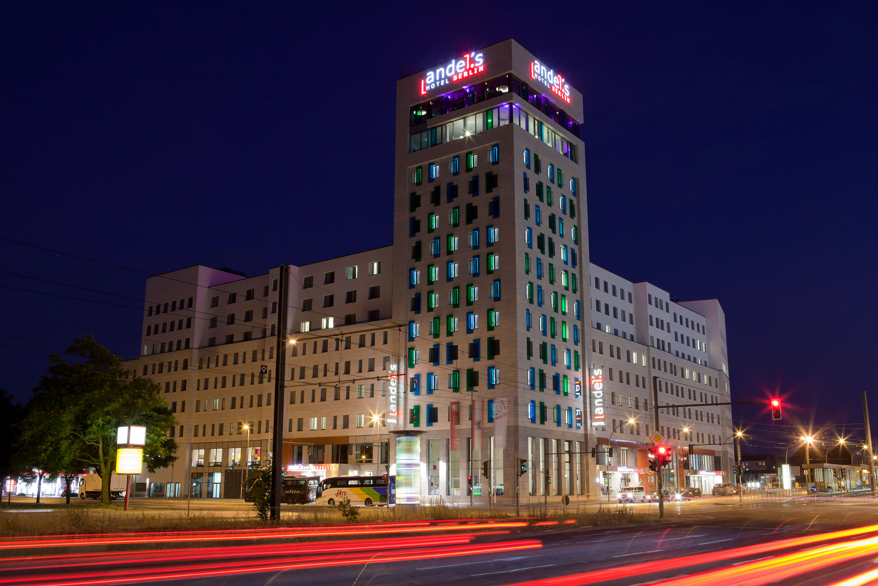 Vienna House Andel’s Berlin – Außenansicht bei Nacht