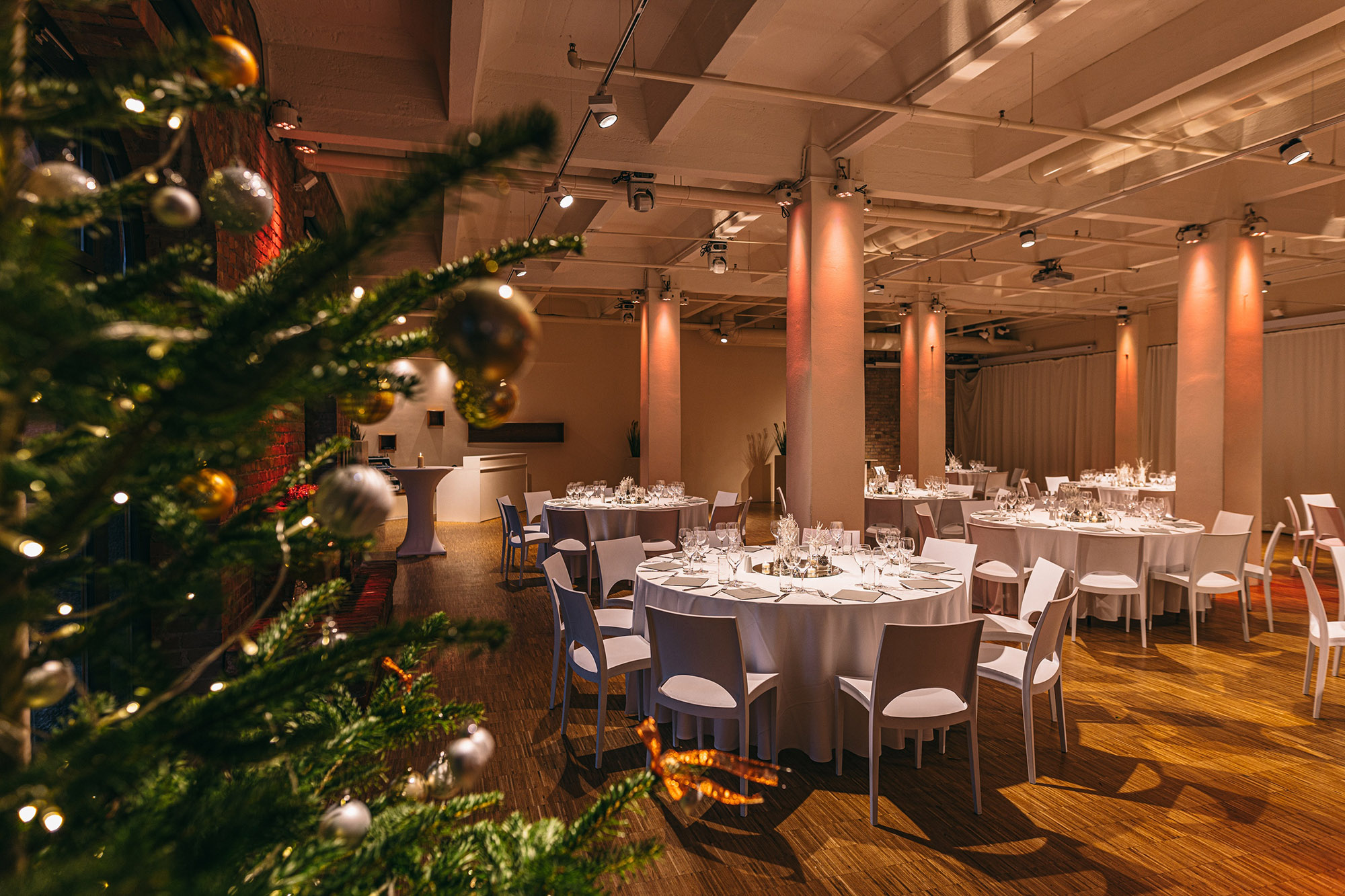 Festlich gedeckte Weihnachtsfeier in einer FARO-Location