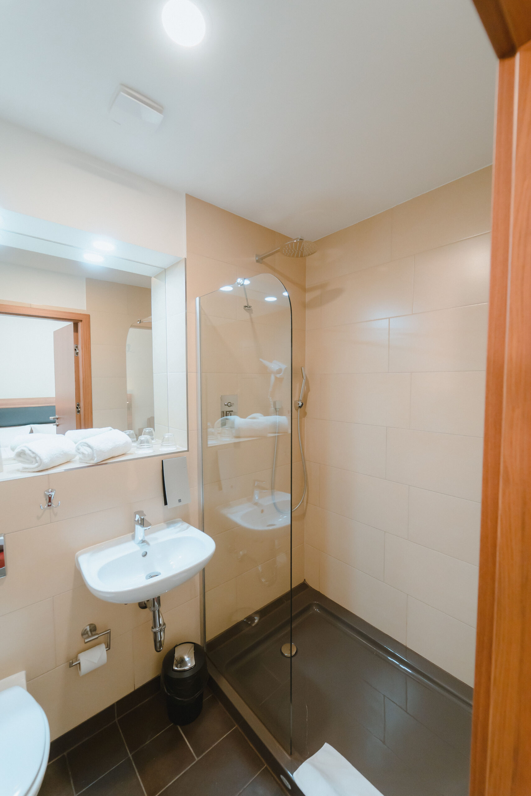 IBB Hotel Berlin Airport – Badezimmer mit Dusche