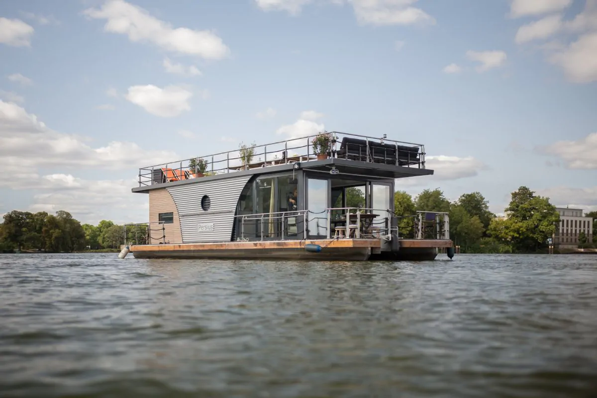 Loungeschiff I