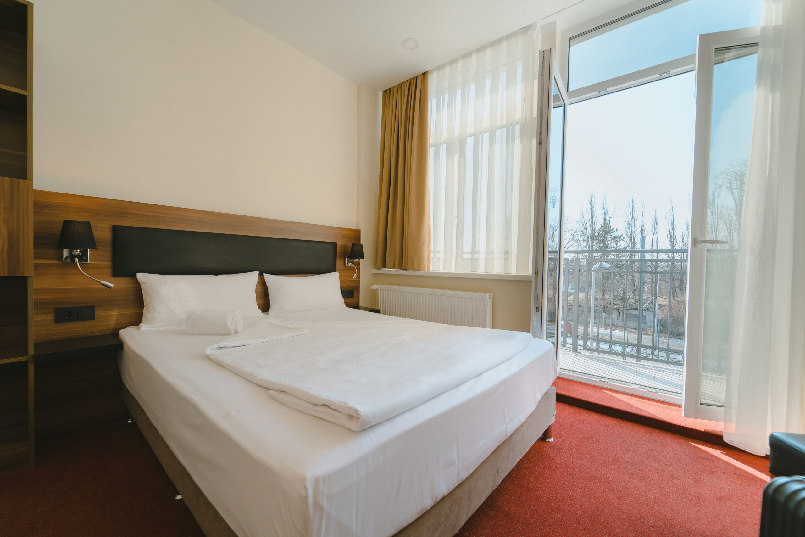 IBB Hotel Berlin Airport – Zimmer mit Doppelbett und Balkon