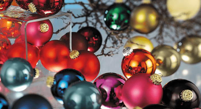 Bunte Weihnachtskugeln in verschiedenen Farben und Oberflächen