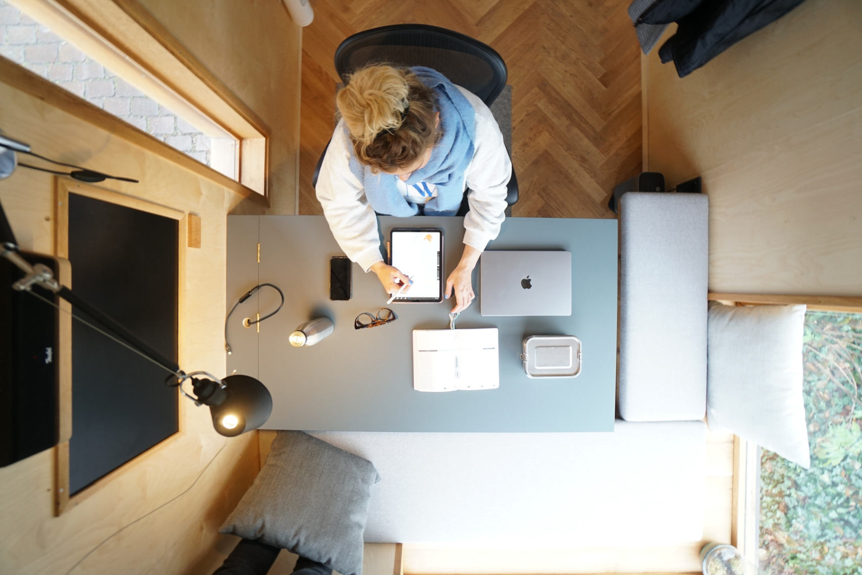 Arbeitsplatz im Tiny Space aus der Vogelperspektive