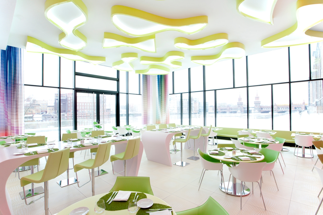 nhow Berlin – Restaurant mit großen Fenstern