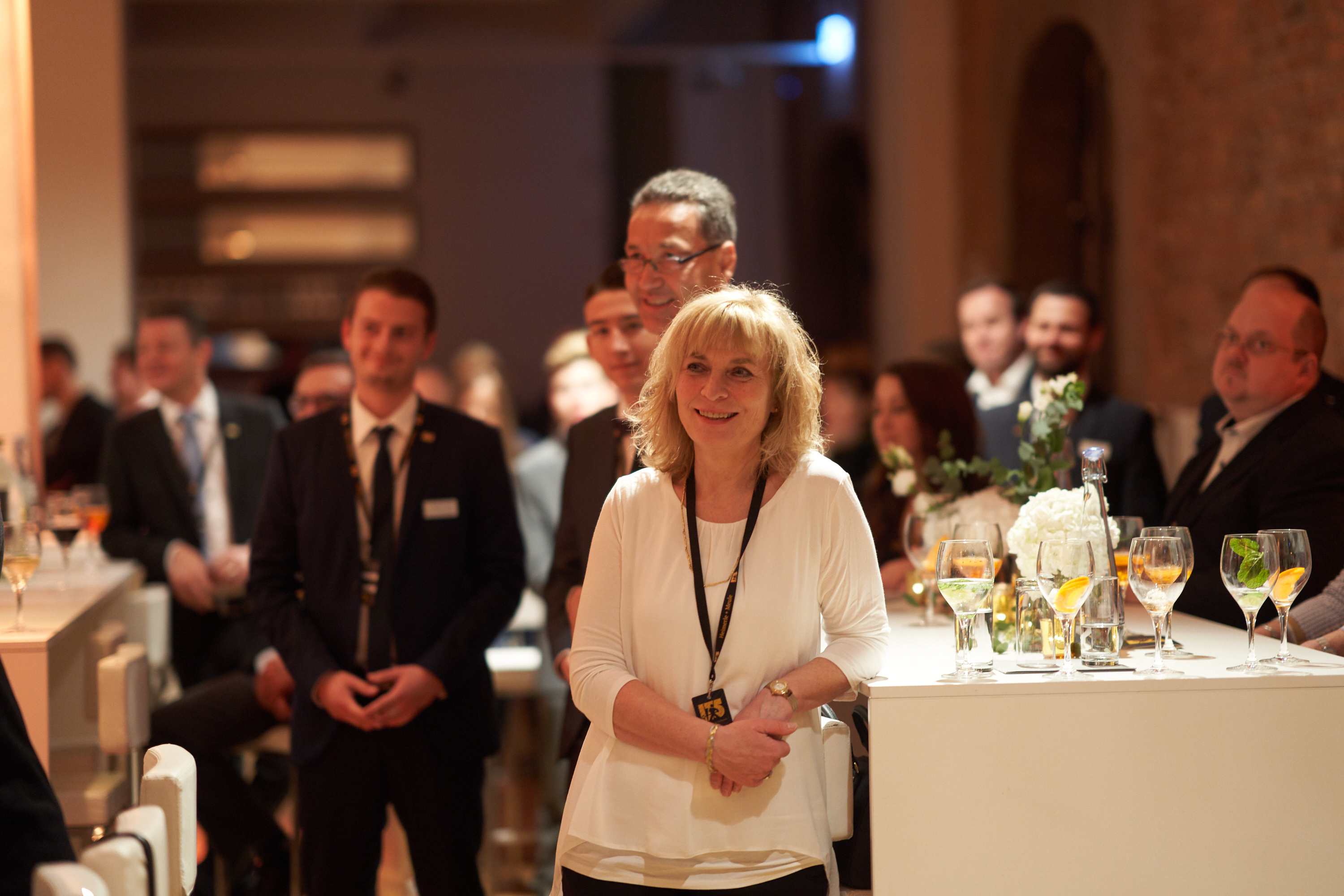 Gäste am Stehtisch – Eventfoto von Marcus Wichert