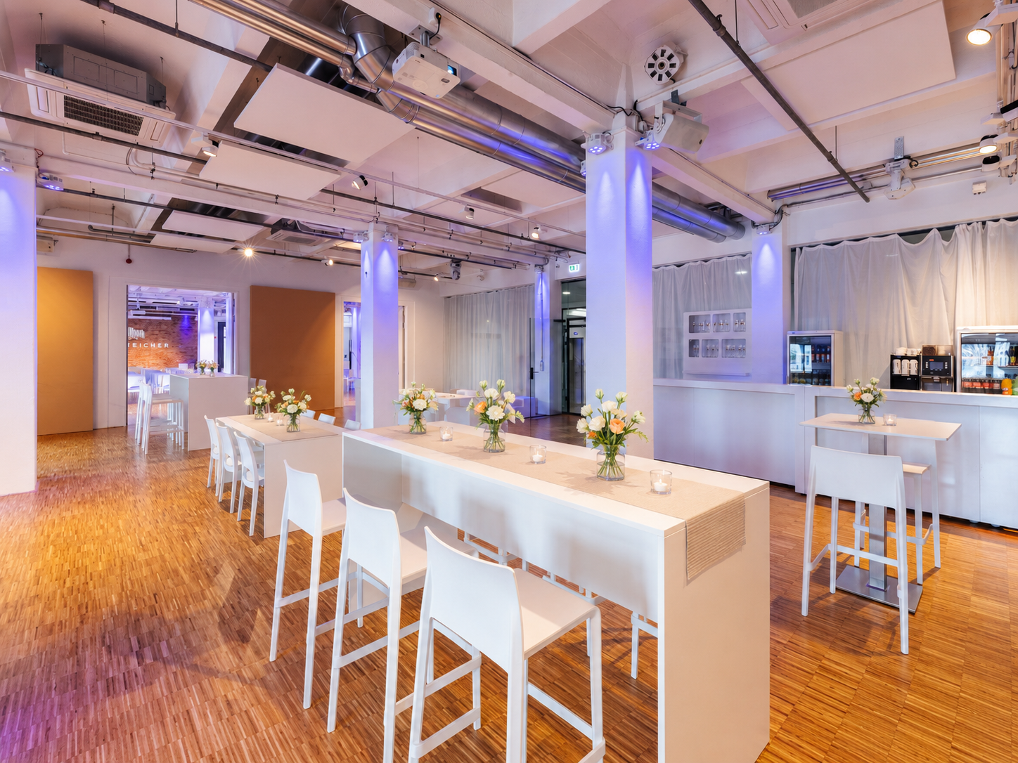 Hochtische mit weißen Blumensträußen (KI-generierte Abbildung)