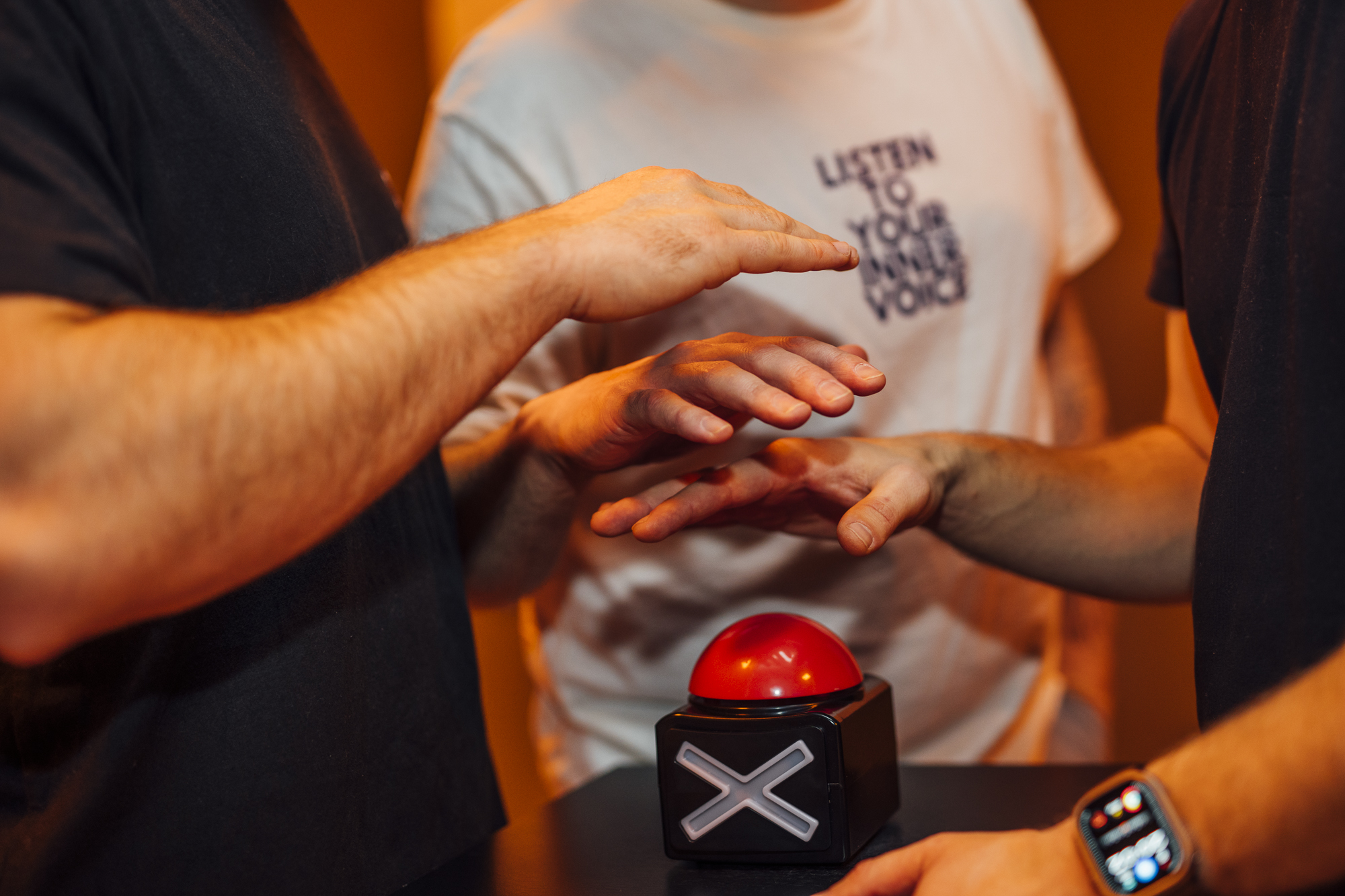 Roter Quiz-Buzzer bei einer Spielrunde