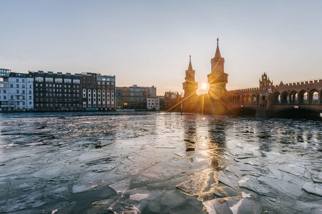 Winterliche Spree an der Oberbaumbrücke