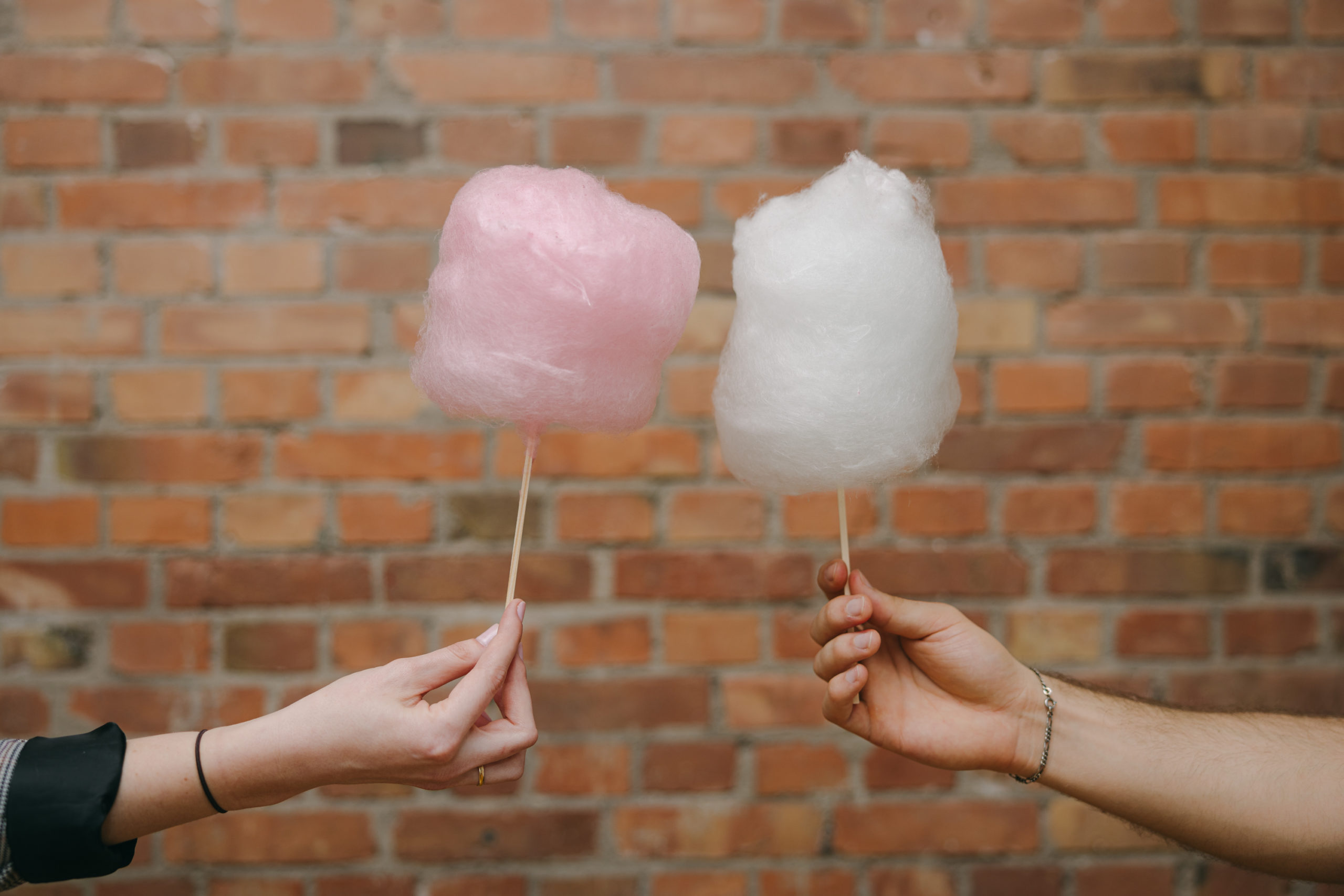 Rosa und weiße Zuckerwatte am Stiel