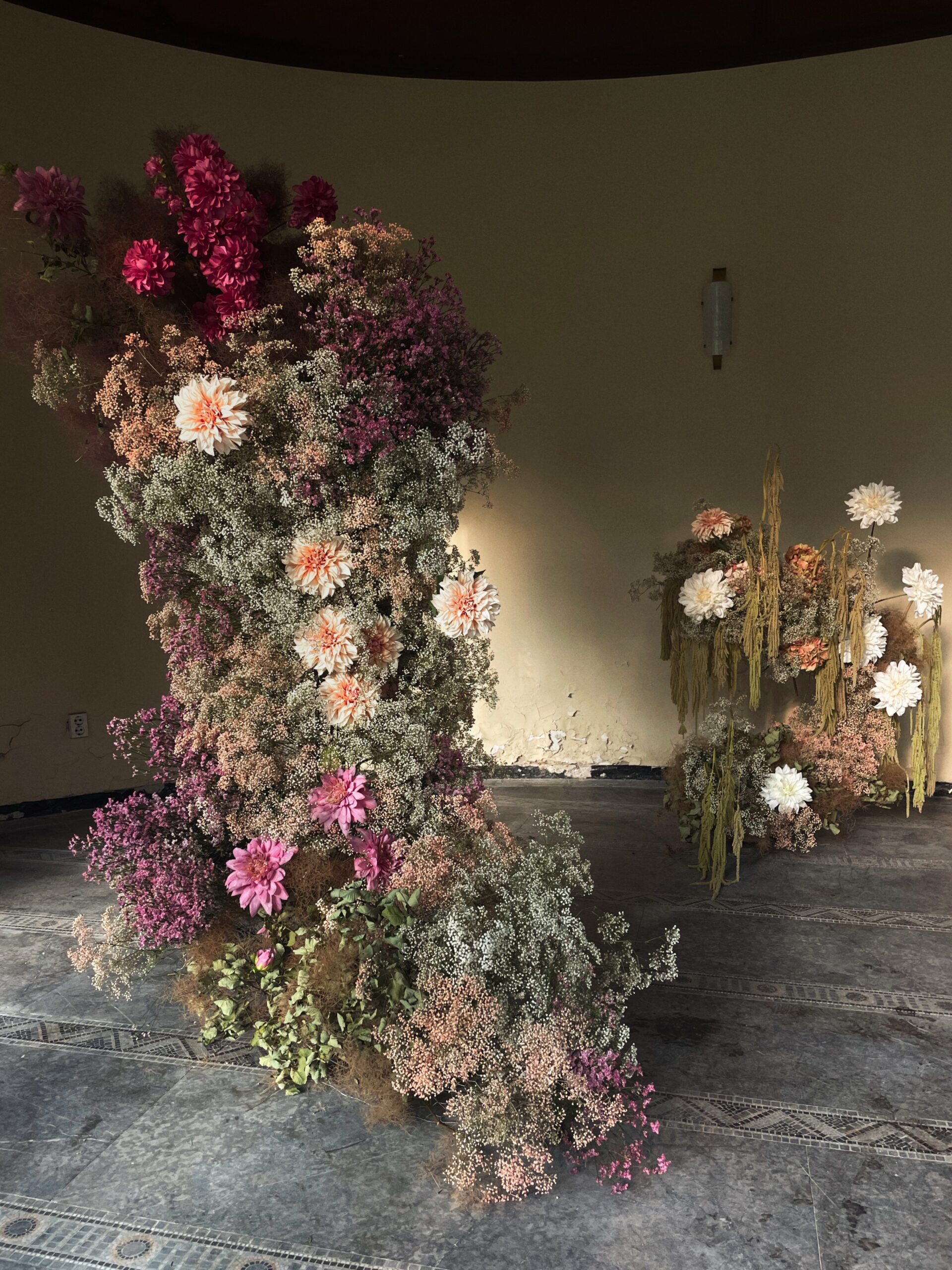 Florale Säuleninstallation mit Dahlien und Schleierkraut